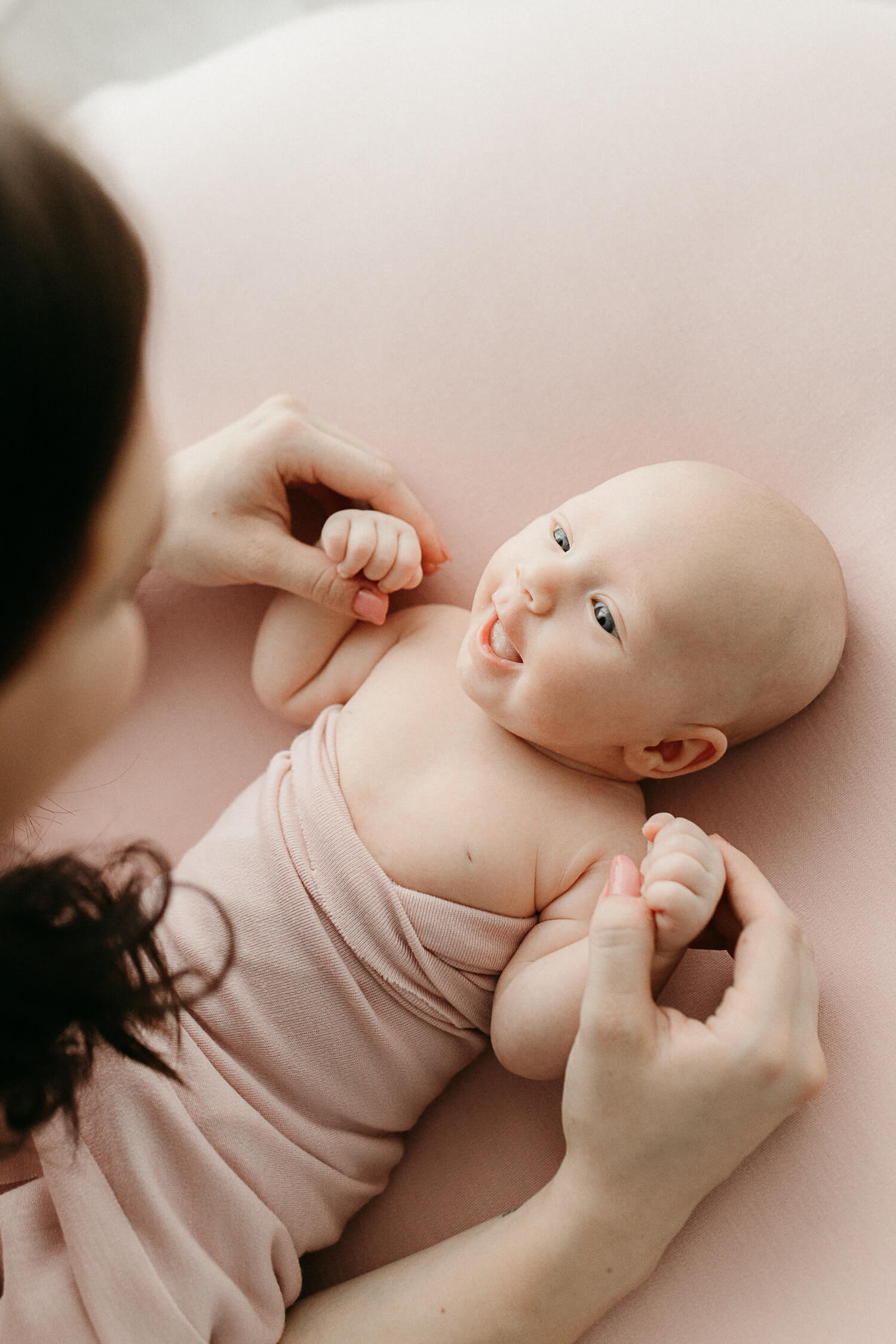 Newborn kuvaus studiolla vanhempien kanssa.