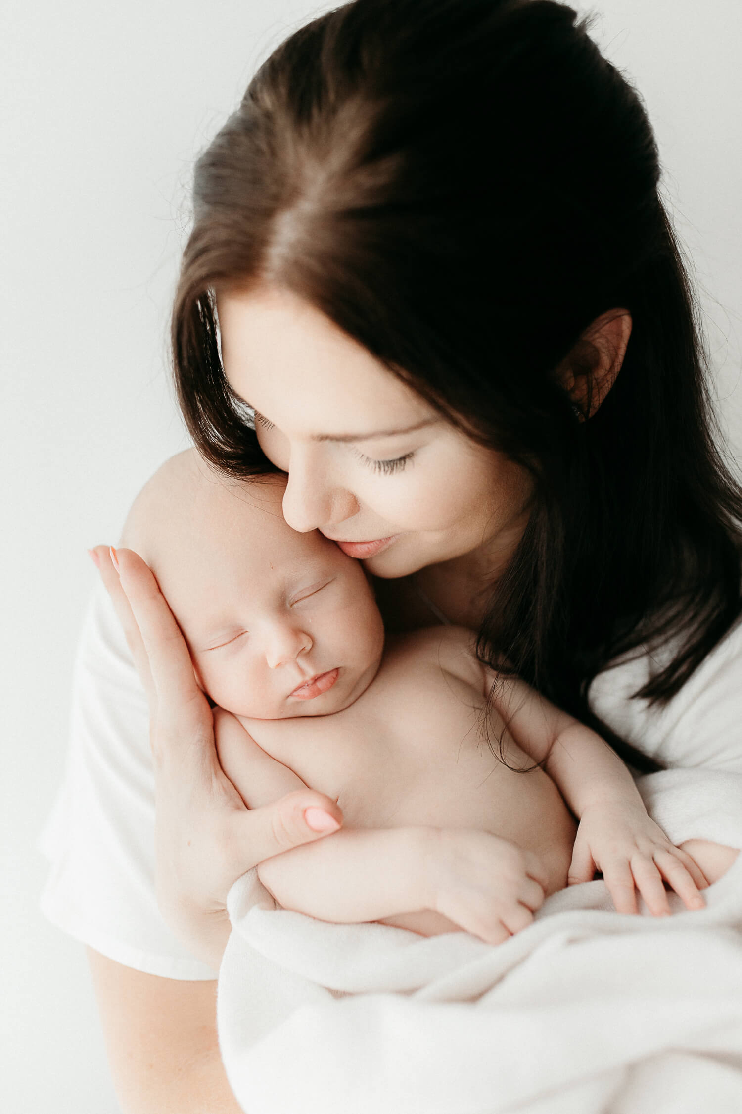 Newborn kuvaus studiolla vanhempien kanssa.