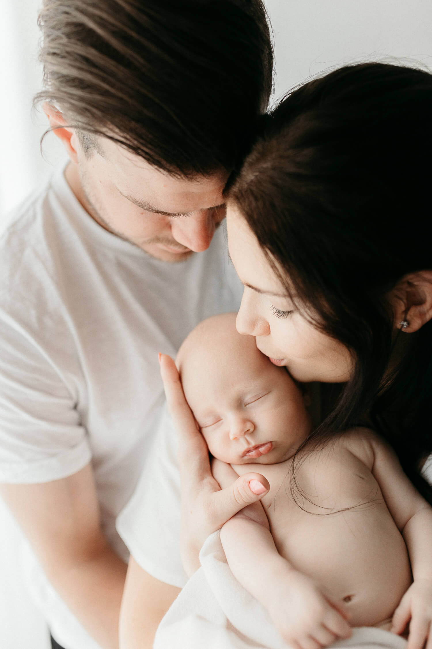 Newborn kuvaus studiolla vanhempien kanssa.