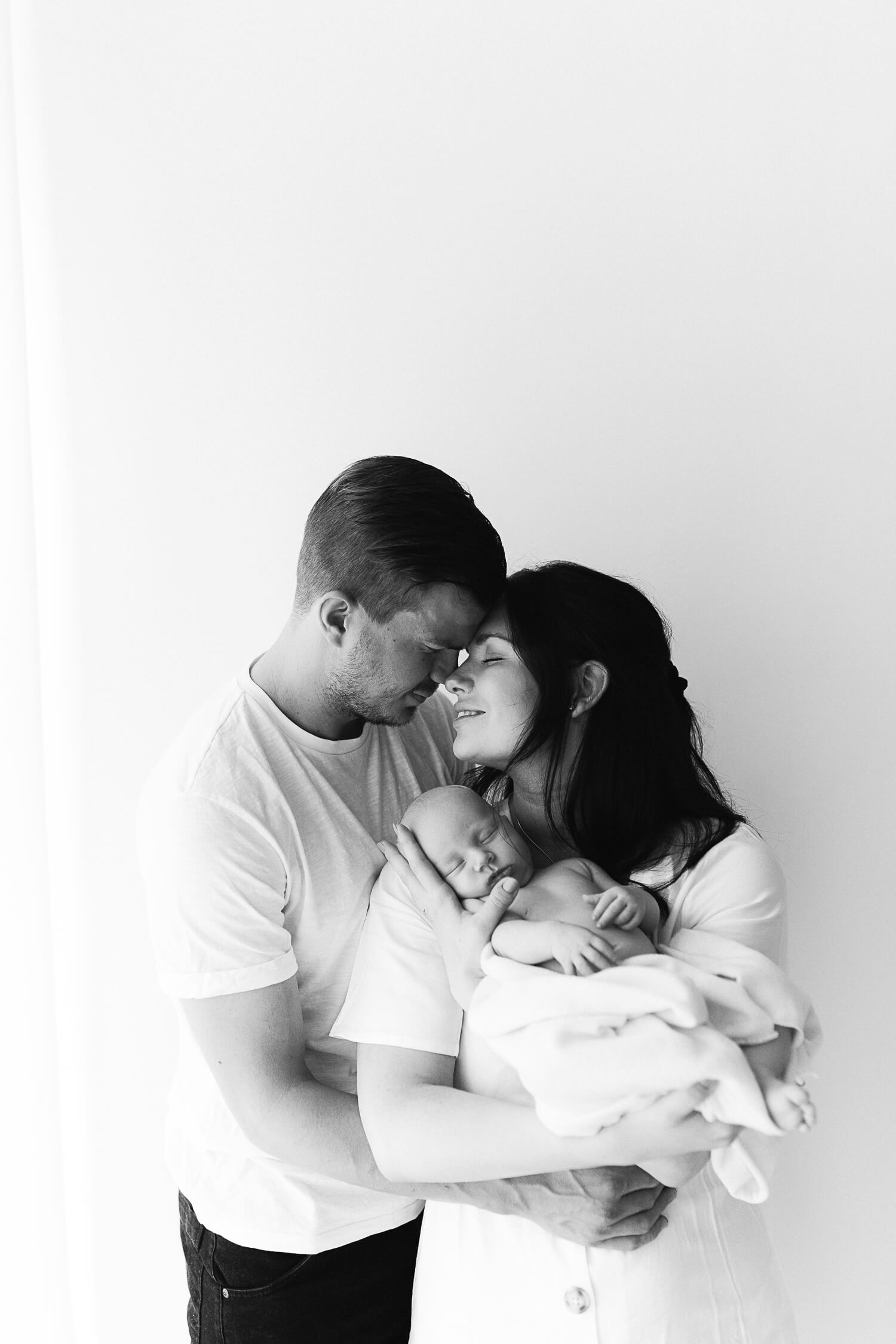 Newborn kuvaus studiolla vanhempien kanssa.