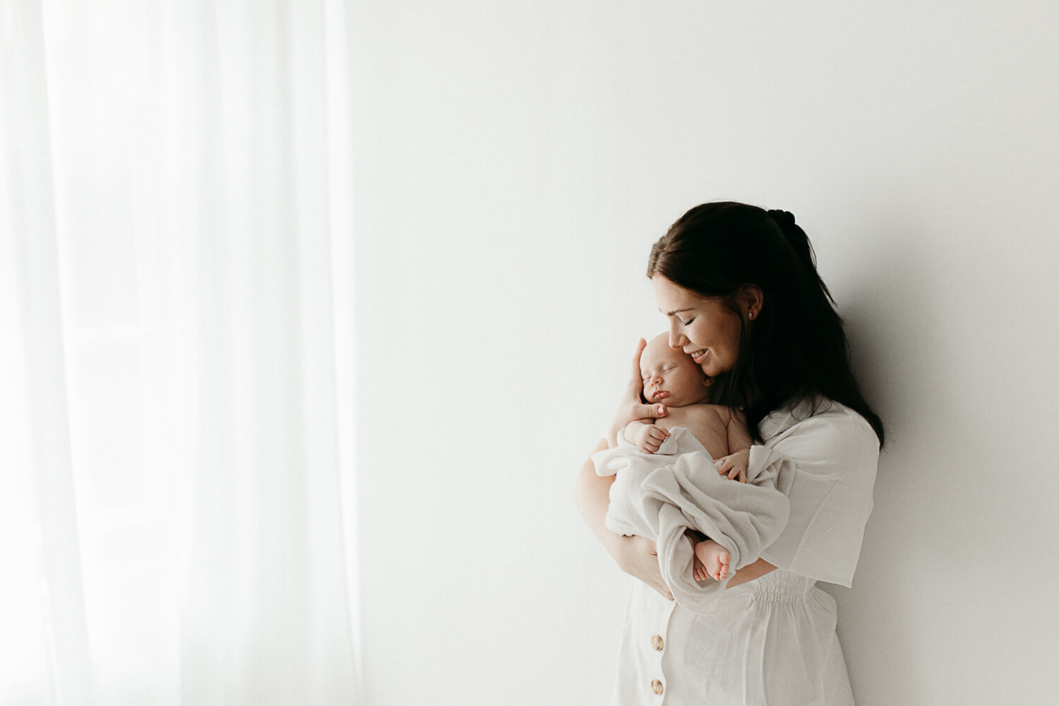 Newborn kuvaus studiolla vanhempien kanssa.