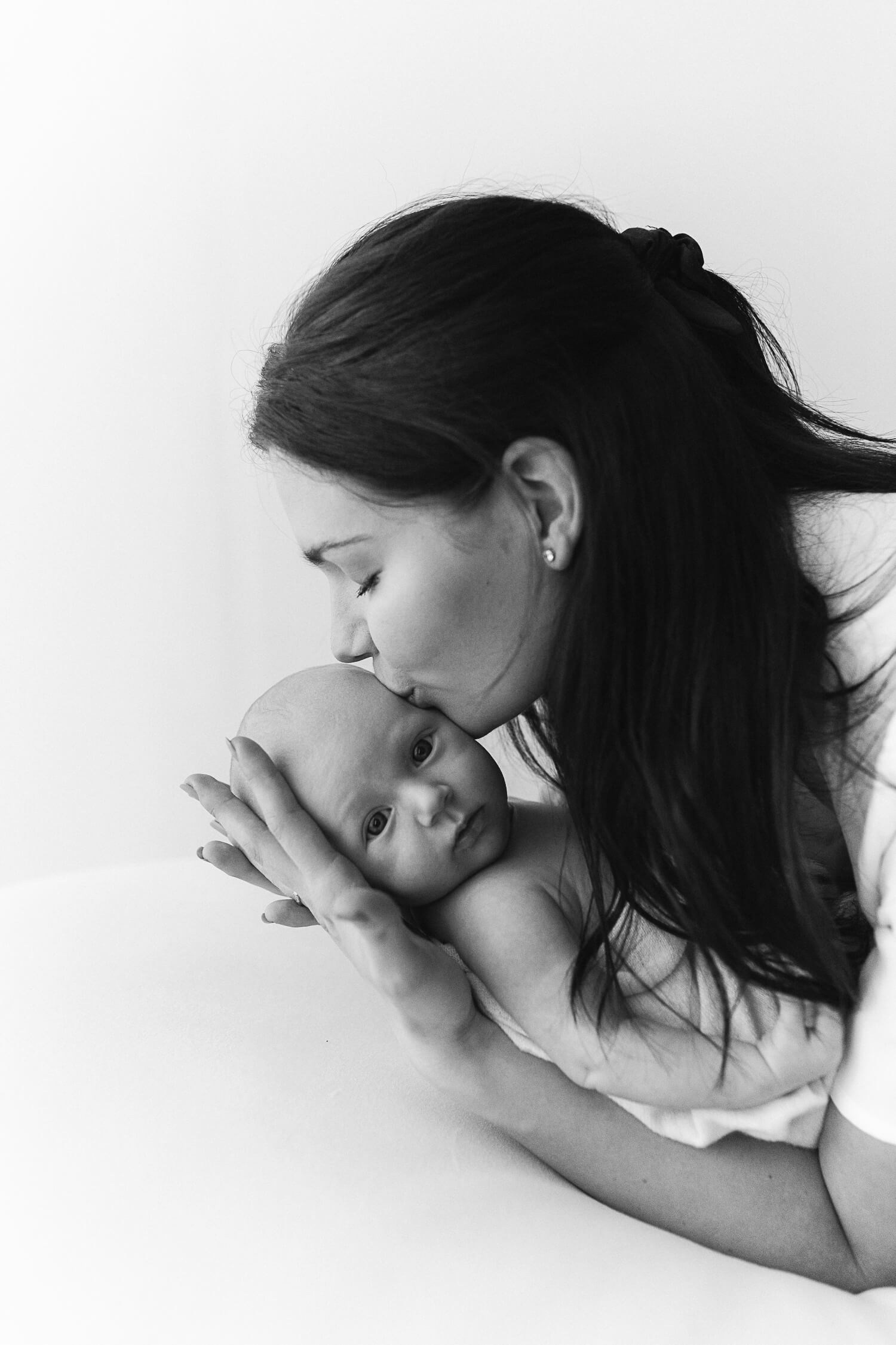 Newborn kuvaus studiolla vanhempien kanssa.