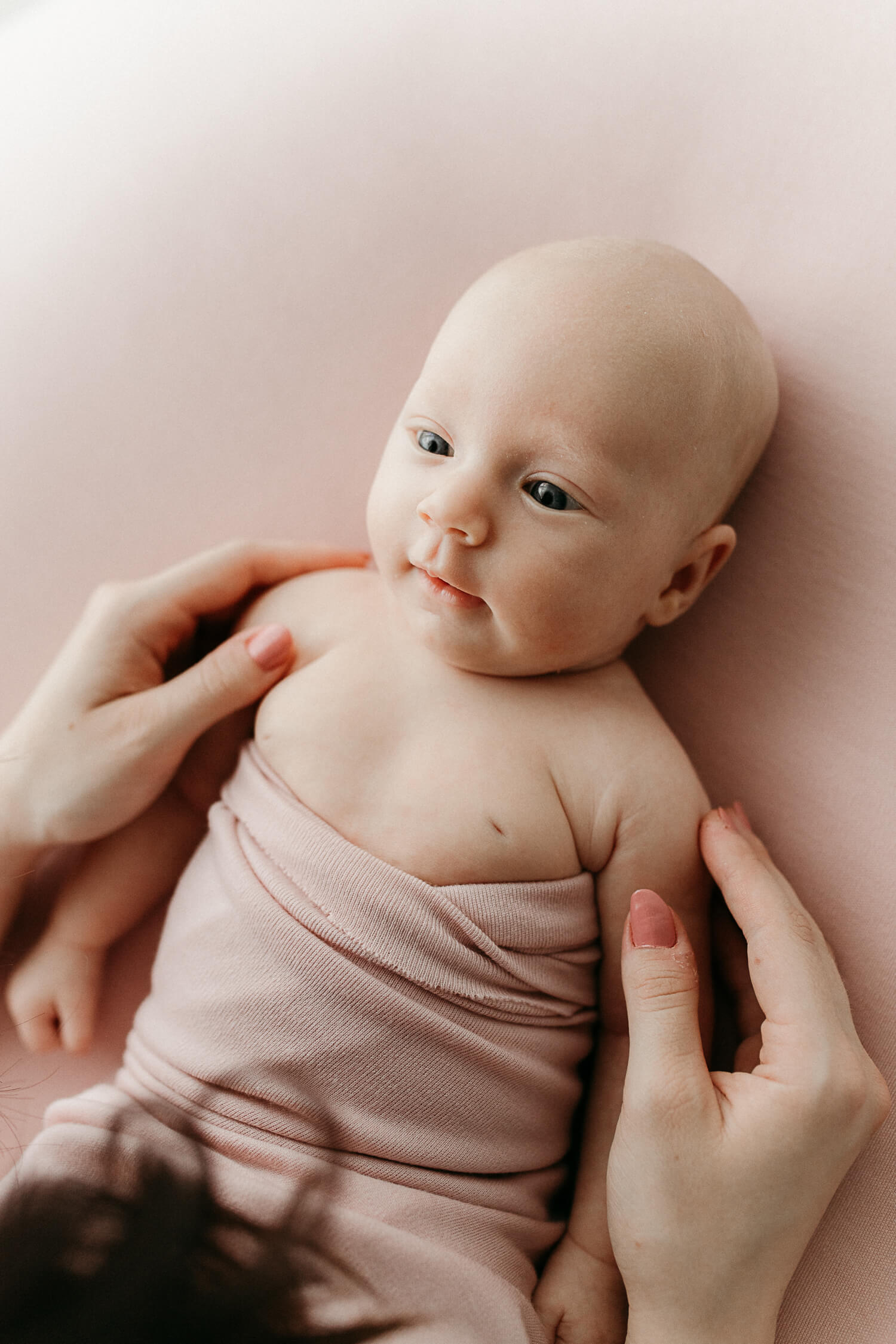 Newborn kuvaus studiolla vanhempien kanssa.